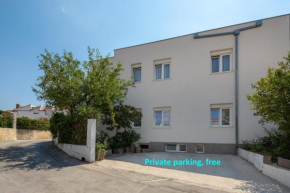 A2 - apt near beach w patio parking and grill